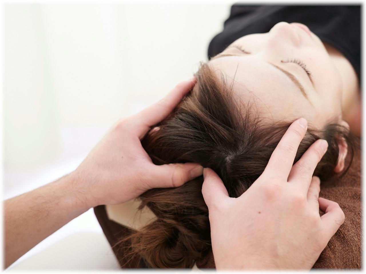 リラクセーションルーム 心地よい圧とリズムで頭部を優しく包み込み、深いリラックスへと導く、癒しのケア イメージ